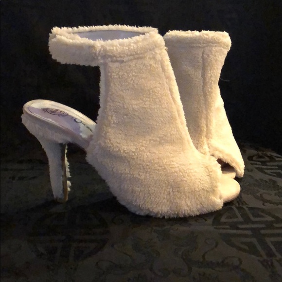 Jeffrey Campbell Cream Sherpa Heels sz 7 - Picture 2 of 2